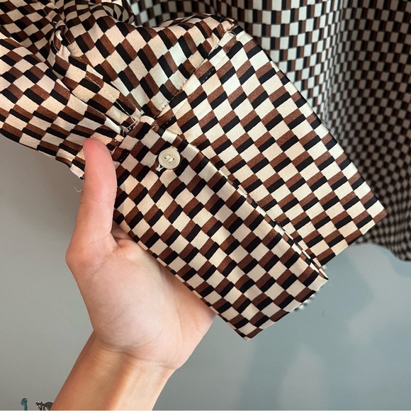 H&M long sleeve button up pattern blouse women’s size medium - Picture 6 of 6